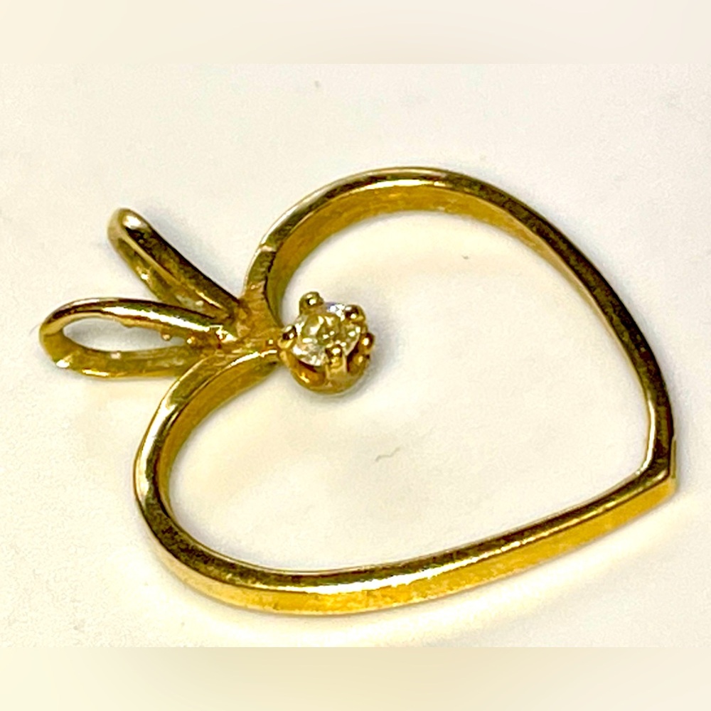 14K solid yellow gold solitaire 0.06ct. diamond heart pendant